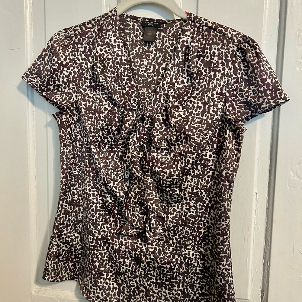 NWOT petite Banana Republic Black and White Fitted Ruffled Blouse